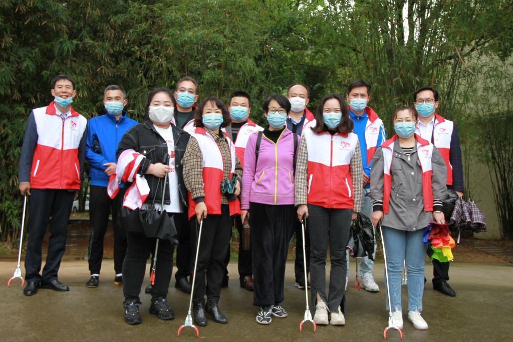 书,沈华东,吴琼,吴海银,黄文龙,曹中兵等十二名党员同志参加志愿服务