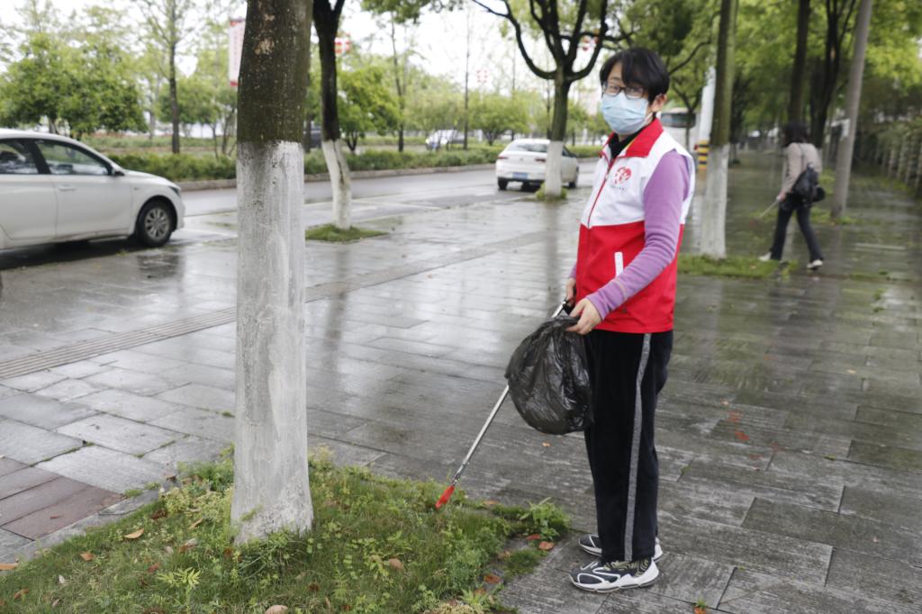 书,沈华东,吴琼,吴海银,黄文龙,曹中兵等十二名党员同志参加志愿服务