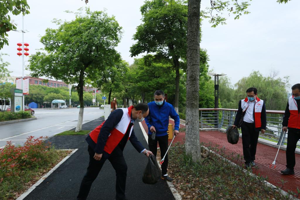书,沈华东,吴琼,吴海银,黄文龙,曹中兵等十二名党员同志参加志愿服务