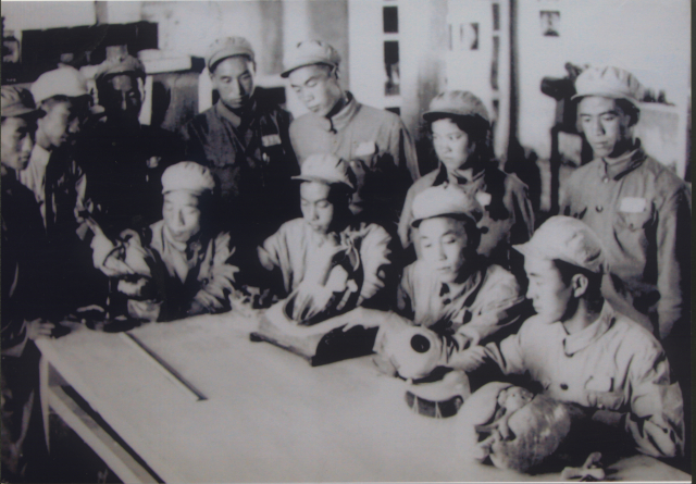1950年石河子大学学生在解剖学实验室学习.jpg 1950年石河子大学学生在解剖学实验室学习.jpg