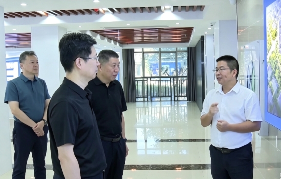 市委书记郄英才调研我校大冶湖科技园