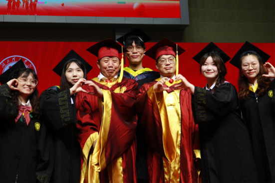 学校举行2025年毕业典礼暨学位授予仪式