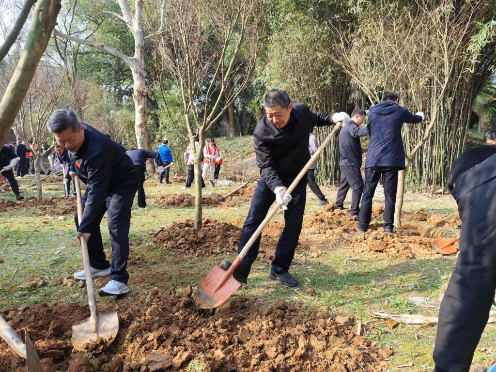 共植红枫添新绿 美丽湖理谱新篇：我校开展第48个植树节主题活动
