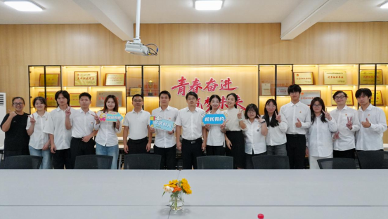 校长对同学们说：“要站在光里！”